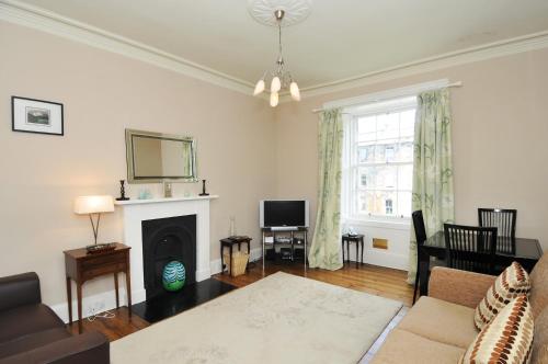 331 Attractive 2 bedroom apartment in Edinburgh's New Town - main image